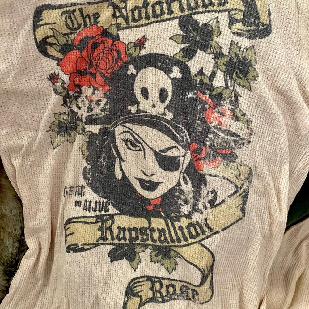 Lightweight L/S Thermal Top with ‘Rapscallion Rose’ Pirate Girl print.